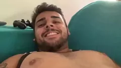 Abspielen Eifriger jugendlicher Junge Lucas Nobre massiert seinen harten Schwanz