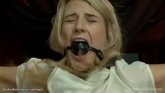 Redă Sex dur și robie: preotul îl pedepsește pe Bully cu cocoșul său masiv