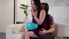 Odtwórz Dojrzałe MILF Rayveness daje pasierowi intensywne cycki pieprzyć i ręczny