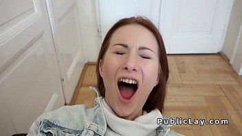 Reproduzir Ruiva abre a porta e é penetrada pelo entregador de pizza no apartamento