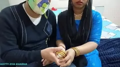 Afspelen Ervaar de ultieme XXX actie als een geile stiefmoeder hard wordt geneukt door haar zoon in een wilde desi-stijl sessie