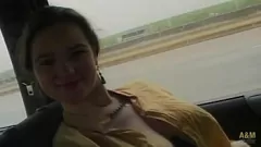 Afspelen Kijk hoe deze Spaanse brunette met grote tieten hysterisch lacht terwijl ze haar minnaar vertelt over haar openbare anale seks in de open lucht met haar man