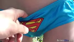 تشغيل بريتني بلو في البرية: قرنية في سن المراهقة امرأة سمراء بالإصبع بوسها الرطب في الهواء الطلق