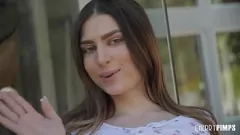 Redă Bruneta bombă Kamryn Jade tachinează cu ciorapi înainte de o dracu’ sălbatic în stil cățeluș și de un orgasm exploziv