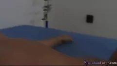 Odtwórz Zboczona laska zostaje zerżnięta palcami i wibratorem przed sesją pod prysznicem z mydłem ze swoją dziewczyną