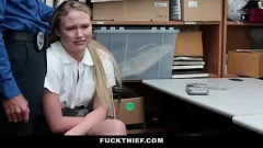 Odtwórz Gorąca katolicka nastolatka przyłapana na kradzieży w sklepach zostaje ostro ukarana dużym kutasem w stylu na pieska