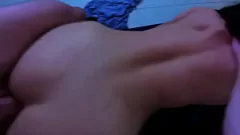 Odtwórz Niegrzeczna nastoletnia sąsiadka rucha mnie na pieska w porno z wytryskiem w środku