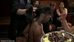 Abspielen Ebenholzsklave unterwirft sich einer harten Interracial-Orgie mit Hardcore-BDSM und intensivem Würgen