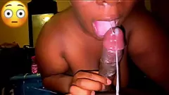 Riproduci Thot di colore fa una gola profonda e ingoia un grosso cazzo nero in un pompino in POV