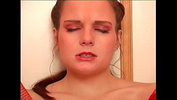 Frota el coño e inserta su vibrador hasta que se ruborice