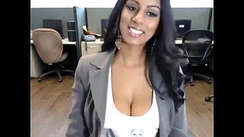 Jouer Une chatte roumaine en collants se masturbe sur le web