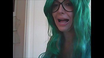Afspelen De Roemeense teef met groen haar wordt gepenetreerd door een andere, meer homoseksuele Roemeen