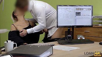 Riproduci La cagna intelligente con la pirce nella sua figa capisce come fare sesso con un vecchio