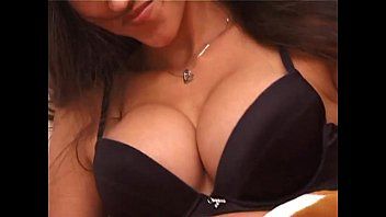 تشغيل تلعق امرأة سمراء رأس الديك وتسمح لنفسها باختراق صديقها