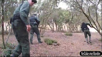 Redă Cativa soldati gasessc o pizdulice in padure si o fut in grup