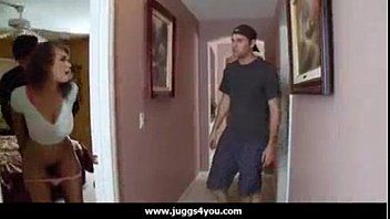 O namorado chega em casa e pega sua prostituta enquanto ela é fodida nas costas por seu amante