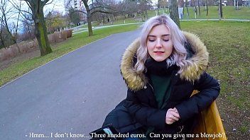 Jouer La femme russe qui trouve un bébé dans le parc et fait l'amour avec lui sur le banc