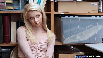 Riproduci Ragazza carina che si lascia penetrare da una guardia