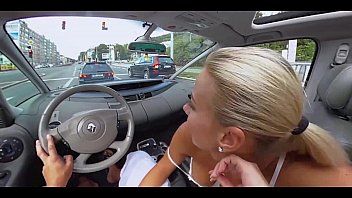 Redă Porno in trafic o blonda face muie partenerului in trafic