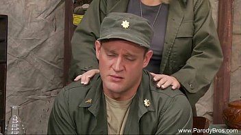 Riproduci La bionda fa sesso con il generale dell'esercito al suo comando