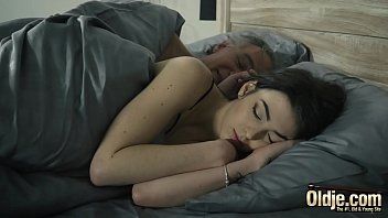 Jouer Films Xnxx avec un vieux boudoir roumain au chapeau rouge baise sa nièce