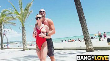 Riproduci Americana appesa in spiaggia e scopata in hotel