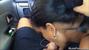 Reproduzir A primeira vez que ele faz sexo com uma mulher morena ao volante