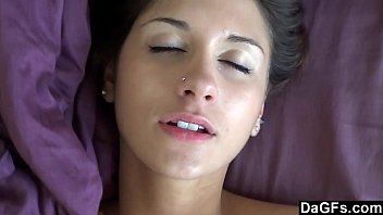Riproduci La bruna fa sesso come nei film xnxx con un cattivo adolescente a letto