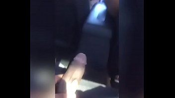 Redă Un negrotei scoate pula afara din pantaloni si da muie prietenei