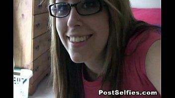 Jouer Le sexe roumain avec un nerd ne voit pas la bite de son partenaire