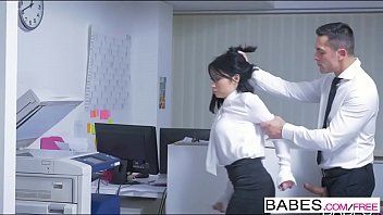 Play The secretary warms up with the boss and starts licking him