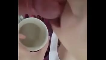 Jouer Femme roumaine qui fait une pipe quand elle boit du café