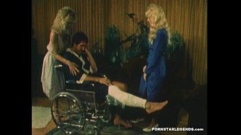 Jouer Deux blondes classiques sont régulières par un homme avec une jambe en plâtre