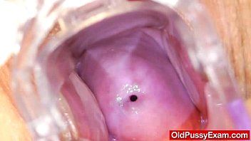 Riproduci Spara il suo cazzo nella figa mentre si lascia andare