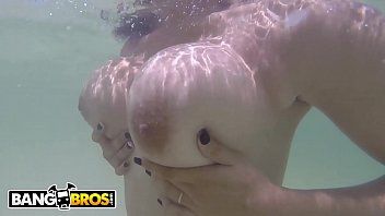 Play Xnxx good strong women xnxx give him cock in the mountains xxl