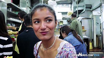 Riproduci Film commedia sessuale 2016 Futai con un giovane che si infila le dita nella figa