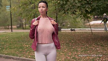 Jouer Porno avec la femme de son ami fait du sport en public et fait l'amour sur le banc