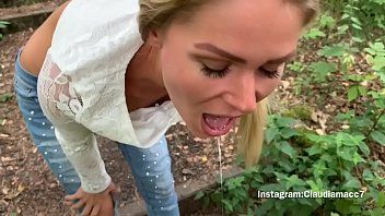 Riproduci Una bella bionda fa sesso nel bosco e succhia un cazzo