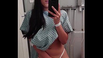 Jouer Elle frotte sa chatte nue dans une chambre d'hôpital