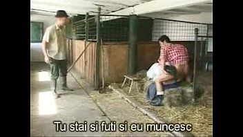 Odtwórz Gruba dziewczyna uprawiająca seks w stajni z 2 mężczyznami obok krów