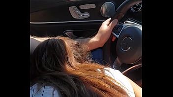Reproduzir O bom sexo russo a lambe para um passeio em seu carro de luxo