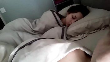 Abspielen Sie masturbiert neben ihrer Freundin